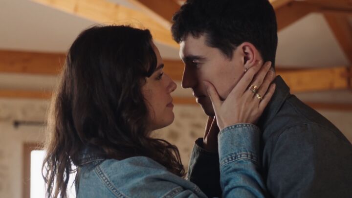 Ici tout commence : « On va un peu secouer le couple d’Anaïs (Julie Sassoust) et Milan (Gabriel Réhsé) », promet la productrice de la série de TF1 qui conseille « ne pas manquer l’épisode du 6 juin » !